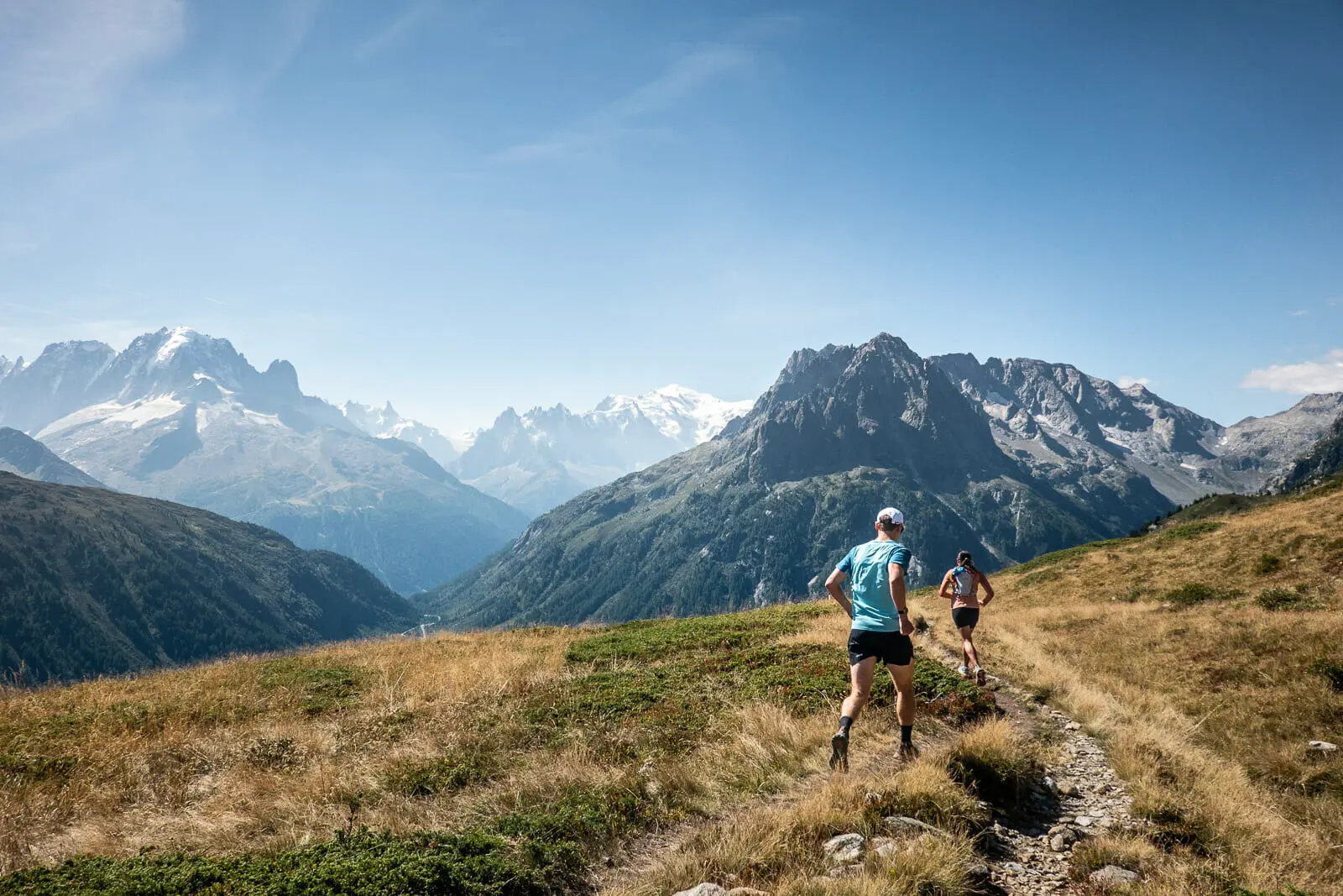Deux participants courent ensemble face aux montagnes