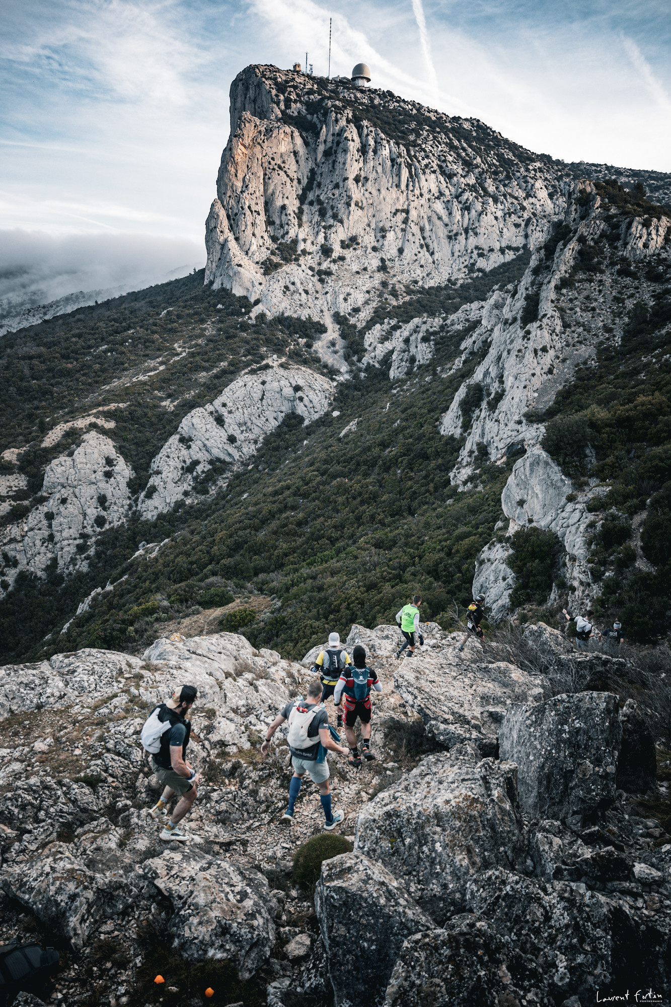 Des participants avancent ensemble sur le parcours d’un trail