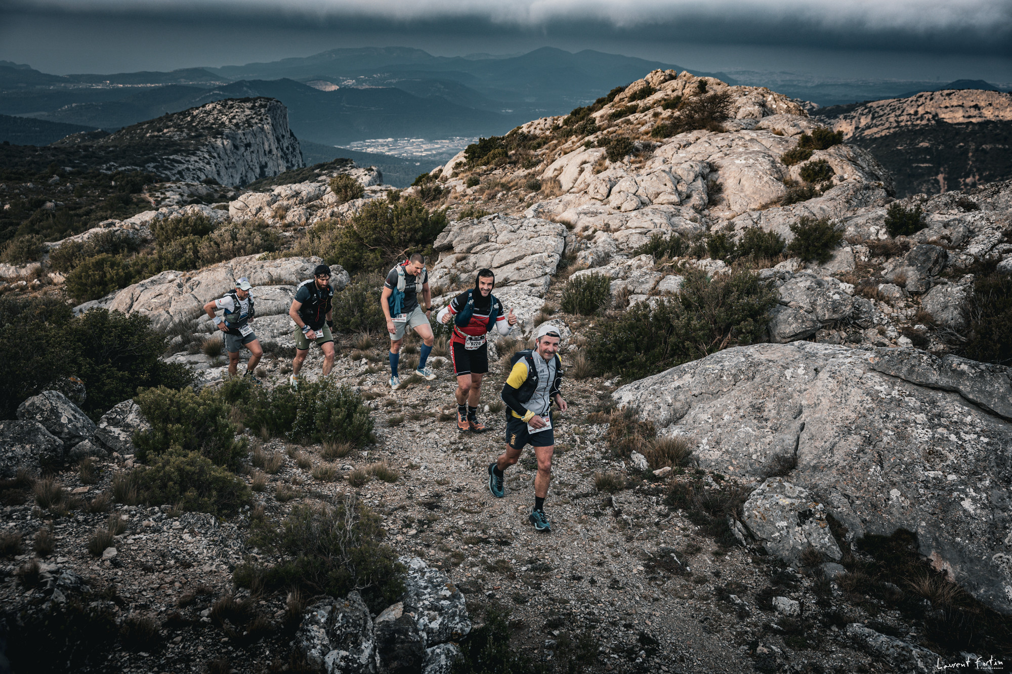 Un groupe de participants progresse ensemble sur un sentier de montagne